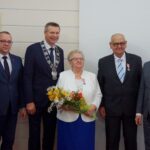 19.11.2019. Kielce. Wręczenia medali za długoletnie pożycie małżeńskie. Na zdjęciu (od lewej): Arkadiusz Kubiec - wiceprezydent Kielc, Bogdan Wenta - prezydent Kielc, Zofia Oleksiak, Stanisław Oleksiak i Kamil Suchański - przewodniczący Rady Miasta Kielce / Piotr Kwaśniewski / Radio Kielce