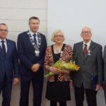 19.11.2019. Kielce. Wręczenia medali za długoletnie pożycie małżeńskie. Na zdjęciu (od lewej): Arkadiusz Kubiec - wiceprezydent Kielc, Bogdan Wenta - prezydent Kielc, Alicja Pamuła, Marian Pamuła i Kamil Suchański - przewodniczący Rady Miasta Kielce / Piotr Kwaśniewski / Radio Kielce