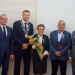 19.11.2019. Kielce. Wręczenia medali za długoletnie pożycie małżeńskie. Na zdjęciu (od lewej): Arkadiusz Kubiec - wiceprezydent Kielc, Bogdan Wenta - prezydent Kielc, Grażyna Radosińska, Janusz Radosiński i Kamil Suchański - przewodniczący Rady Miasta Kielce / Piotr Kwaśniewski / Radio Kielce