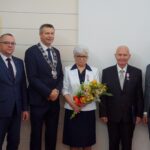 19.11.2019. Kielce. Wręczenia medali za długoletnie pożycie małżeńskie. Na zdjęciu (od lewej): Arkadiusz Kubiec - wiceprezydent Kielc, Bogdan Wenta - prezydent Kielc, Janina Rutowicz, Henryk Rytowicz i Kamil Suchański - przewodniczący Rady Miasta Kielce / Piotr Kwaśniewski / Radio Kielce