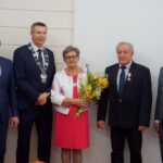 19.11.2019. Kielce. Wręczenia medali za długoletnie pożycie małżeńskie. Na zdjęciu (od lewej): Arkadiusz Kubiec - wiceprezydent Kielc, Bogdan Wenta - prezydent Kielc, Bolesława Śledzińska, Janusz Śledziński i Kamil Suchański - przewodniczący Rady Miasta Kielce / Piotr Kwaśniewski / Radio Kielce