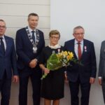 19.11.2019. Kielce. Wręczenia medali za długoletnie pożycie małżeńskie. Na zdjęciu (od lewej): Arkadiusz Kubiec - wiceprezydent Kielc, Bogdan Wenta - prezydent Kielc, Krystyna Siarkiewicz, Bogusław Siarkiewicz i Kamil Suchański - przewodniczący Rady Miasta Kielce / Piotr Kwaśniewski / Radio Kielce