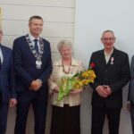 19.11.2019. Kielce. Wręczenia medali za długoletnie pożycie małżeńskie. Na zdjęciu (od lewej): Arkadiusz Kubiec - wiceprezydent Kielc, Bogdan Wenta - prezydent Kielc, Halina Wilk, Zbigniew Wilk i Kamil Suchański - przewodniczący Rady Miasta Kielce / Piotr Kwaśniewski / Radio Kielce