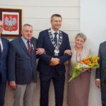 19.11.2019. Kielce. Wręczenia medali za długoletnie pożycie małżeńskie. Na zdjęciu (od lewej): Arkadiusz Kubiec - wiceprezydent Kielc, Tadeusz Wołowiec, Bogdan Wenta - prezydent Kielc, Jolanta Wołowiec i Kamil Suchański - przewodniczący Rady Miasta Kielce / Piotr Kwaśniewski / Radio Kielce