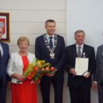 19.11.2019. Kielce. Wręczenia medali za długoletnie pożycie małżeńskie. Na zdjęciu (od lewej): Arkadiusz Kubiec - wiceprezydent Kielc, Stanisława Zebrzowska, Bogdan Wenta - prezydent Kielc, Henryk Zebrzowski i Kamil Suchański - przewodniczący Rady Miasta Kielce / Piotr Kwaśniewski / Radio Kielce