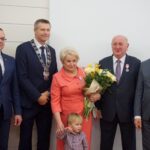 19.11.2019. Kielce. Wręczenia medali za długoletnie pożycie małżeńskie. Na zdjęciu (od lewej): Arkadiusz Kubiec - wiceprezydent Kielc, Bogdan Wenta - prezydent Kielc, Bogumiła Zgoda, Alfred Zgoda i Kamil Suchański - przewodniczący Rady Miasta Kielce / Piotr Kwaśniewski / Radio Kielce