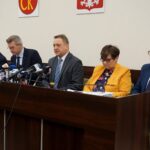 20.11.2019. Kielce. Konferencja prasowa w Urzędzie Miasta Kielce. Na zdjęciu (od lewej): Marcin Różycki - wiceprezydent Kielc, Bogdan Wenta - prezydent Kielc, Mariusz Gołaszewski - prezes Aesco Group, Danuta Papaj - wiceprezydent Kielc i Arkadiusz Kubiec - wiceprezydent Kielc / Piotr Kwaśniewski / Radio Kielce