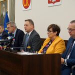 20.11.2019. Kielce. Konferencja prasowa w Urzędzie Miasta Kielce. Na zdjęciu (od lewej): Marcin Różycki - wiceprezydent Kielc, Bogdan Wenta - prezydent Kielc, Mariusz Gołaszewski - prezes Aesco Group, Danuta Papaj - wiceprezydent Kielc i Arkadiusz Kubiec - wiceprezydent Kielc / Piotr Kwaśniewski / Radio Kielce