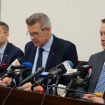 20.11.2019. Kielce. Konferencja prasowa w Urzędzie Miasta Kielce. Na zdjęciu (od lewej): Marcin Różycki - wiceprezydent Kielc, Bogdan Wenta - prezydent Kielc i Mariusz Gołaszewski - prezes Aesco Group / Piotr Kwaśniewski / Radio Kielce