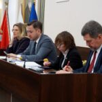 21.11.2019. Kielce. Sesja Rady Miasta Kielce. Na zdjęciu (od lewej): Joanna Winiarska - wiceprzewodnicząca Rady Miasta Kielce, Kamil Suchański - przewodniczący Rady Miasta Kielce, Katarzyna Zapała - radna Rady Miasta Kielce i Jarosław Karyś - wiceprzewodniczący Rady Miasta Kielce / Piotr Kwaśniewski / Radio Kielce