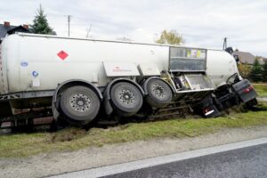 04.11.2019. Wola Morawicka. Wypadek z udziałem dwóch samochodów osobowych i ciężarówki / Piotr Kwaśniewski / Radio Kielce