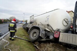 04.11.2019. Wola Morawicka. Wypadek z udziałem dwóch samochodów osobowych i ciężarówki / Piotr Kwaśniewski / Radio Kielce