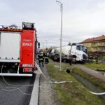 04.11.2019. Wola Morawicka. Wypadek z udziałem dwóch samochodów osobowych i ciężarówki / Piotr Kwaśniewski / Radio Kielce