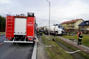 04.11.2019. Wola Morawicka. Wypadek z udziałem dwóch samochodów osobowych i ciężarówki / Piotr Kwaśniewski / Radio Kielce