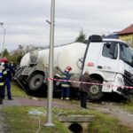 04.11.2019. Wola Morawicka. Wypadek z udziałem dwóch samochodów osobowych i ciężarówki / Piotr Kwaśniewski / Radio Kielce