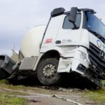 04.11.2019. Wola Morawicka. Wypadek z udziałem dwóch samochodów osobowych i ciężarówki / Piotr Kwaśniewski / Radio Kielce