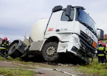 04.11.2019. Wola Morawicka. Wypadek z udziałem dwóch samochodów osobowych i ciężarówki / Piotr Kwaśniewski / Radio Kielce