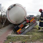 04.11.2019. Wola Morawicka. Wypadek z udziałem dwóch samochodów osobowych i ciężarówki / Piotr Kwaśniewski / Radio Kielce