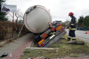 04.11.2019. Wola Morawicka. Wypadek z udziałem dwóch samochodów osobowych i ciężarówki / Piotr Kwaśniewski / Radio Kielce