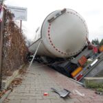 04.11.2019. Wola Morawicka. Wypadek z udziałem dwóch samochodów osobowych i ciężarówki / Piotr Kwaśniewski / Radio Kielce