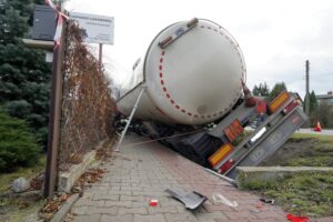 04.11.2019. Wola Morawicka. Wypadek z udziałem dwóch samochodów osobowych i ciężarówki / Piotr Kwaśniewski / Radio Kielce