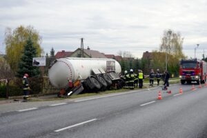 04.11.2019. Wola Morawicka. Wypadek z udziałem dwóch samochodów osobowych i ciężarówki / Piotr Kwaśniewski / Radio Kielce