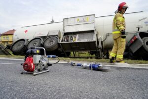 04.11.2019. Wola Morawicka. Wypadek z udziałem dwóch samochodów osobowych i ciężarówki / Piotr Kwaśniewski / Radio Kielce