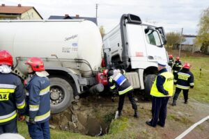 04.11.2019. Wola Morawicka. Wypadek z udziałem dwóch samochodów osobowych i ciężarówki / Piotr Kwaśniewski / Radio Kielce