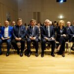 04.11.2019. Kielce. Spotkanie podsumowujące prace w zakresie diagnozy stanu województwa świętokrzyskiego. Na zdjęciu (od lewej): prof. dr hab. Aleksander Noworól - Instytut Spraw Publicznych Uniwersytetu Jagiellońskiego w Krakowie, Mariusz Gosek - członek zarządu województwa świętokrzyskiego, Tomasz Pleban - wicestarosta kielecki, Andrzej Pruś - przewodniczący sejmiku województwa świętokrzyskiego, Andrzej Bętkowski - marszałek województwa świętokrzyskiego, Renata Janik - wicemarszałek województwa świętokrzyskiego i Jacek Sułek - dyrektor Departamentu Inwestycji i Rozwoju w Urzędzie Marszałkowskim Województwa Świętokrzyskiego / Piotr Kwaśniewski / Radio Kielce