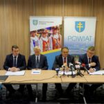 25.11.2019. Kielce. Starostwo Powiatowe w Kielcach podsumowało rok pracy samorządu. Na zdjęciu (od lewej): Stefan Bąk - członek zarządu powiatu w Kielcach, Cezary Majcher - członek zarządu powiatu w Kielcach, Jacek Kuzia - przewodniczący Rady Powiatu w Kielcach, Mirosław Gębski - starosta kielecki, Tomasz Pleban - wicestarosta kielecki i Mariusz Ściana - członek zarządu powiatu w Kielcach / Piotr Kwaśniewski / Radio Kielce