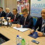 25.11.2019. Kielce. Starostwo Powiatowe w Kielcach podsumowało rok pracy samorządu. Na zdjęciu (od lewej): Stefan Bąk - członek zarządu powiatu w Kielcach, Cezary Majcher - członek zarządu powiatu w Kielcach, Jacek Kuzia - przewodniczący Rady Powiatu w Kielcach, Mirosław Gębski - starosta kielecki, Tomasz Pleban - wicestarosta kielecki i Mariusz Ściana - członek zarządu powiatu w Kielcach / Piotr Kwaśniewski / Radio Kielce