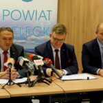 25.11.2019. Kielce. Starostwo Powiatowe w Kielcach podsumowało rok pracy samorządu. Na zdjęciu (od lewej): Mirosław Gębski - starosta kielecki, Tomasz Pleban - wicestarosta kielecki i Mariusz Ściana - członek zarządu powiatu w Kielcach / Piotr Kwaśniewski / Radio Kielce