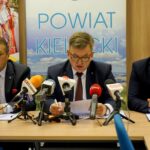25.11.2019. Kielce. Starostwo Powiatowe w Kielcach podsumowało rok pracy samorządu. Na zdjęciu (od lewej): Mirosław Gębski - starosta kielecki, Tomasz Pleban - wicestarosta kielecki i Mariusz Ściana - członek zarządu powiatu w Kielcach / Piotr Kwaśniewski / Radio Kielce