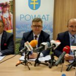 25.11.2019. Kielce. Starostwo Powiatowe w Kielcach podsumowało rok pracy samorządu. Na zdjęciu (od lewej): Mirosław Gębski - starosta kielecki, Tomasz Pleban - wicestarosta kielecki i Mariusz Ściana - członek zarządu powiatu w Kielcach / Piotr Kwaśniewski / Radio Kielce