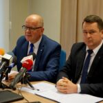 25.11.2019. Kielce. Starostwo Powiatowe w Kielcach podsumowało rok pracy samorządu. Na zdjęciu (od lewej): Stefan Bąk - członek zarządu powiatu w Kielcach i Cezary Majcher - członek zarządu powiatu w Kielcach / Piotr Kwaśniewski / Radio Kielce