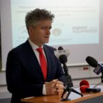 26.11.2019. Kielce. Podpisanie listu intencyjnego o współpracy dotyczącej rozbudowy systemu centralnej ciepłej wody oraz likwidacji piecyków gazowych. Na zdjęciu: Krzysztof Słoń - senator PiS / Piotr Kwaśniewski / Radio Kielce