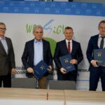 26.11.2019. Kielce. Podpisanie listu intencyjnego o współpracy dotyczącej rozbudowy systemu centralnej ciepłej wody oraz likwidacji piecyków gazowych. Na zdjęciu (od lewej): Grzegorz Popa - dyrektor MPEC w Kielcach, Jan Karwasiński - prezes MPEC w Kielcach, Ryszard Gliwiński - prezes zarządu Wojewódzkiego Funduszu Ochrony Środowiska i Gospodarki Wodnej i Dariusz Kozak - dyrektor oddziału PGE Energia Ciepła S.A. Elektrociepłowni w Kielcach / Piotr Kwaśniewski / Radio Kielce