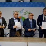 26.11.2019. Kielce. Podpisanie listu intencyjnego o współpracy dotyczącej rozbudowy systemu centralnej ciepłej wody oraz likwidacji piecyków gazowych. Na zdjęciu (od lewej): Grzegorz Popa - dyrektor MPEC w Kielcach, Jan Karwasiński - prezes MPEC w Kielcach, Jerzy Moćko - prezes Świętokrzyskiej Spółdzielni Mieszkaniowej i Dariusz Kozak - dyrektor oddziału PGE Energia Ciepła S.A. Elektrociepłowni w Kielcach / Piotr Kwaśniewski / Radio Kielce