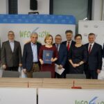 26.11.2019. Kielce. Podpisanie listu intencyjnego o współpracy dotyczącej rozbudowy systemu centralnej ciepłej wody oraz likwidacji piecyków gazowych. Na zdjęciu (od lewej): Grzegorz Socha - zastępca prezesa WFOŚiGW w Kielcach, Grzegorz Popa - dyrektor MPEC w Kielcach, Jan Karwasiński - prezes MPEC w Kielcach, Anna Krupka - poseł PiS, Jan Moćko - prezes Świętokrzyskiej Spółdzielni Mieszkaniowej, Krzysztof Słoń - senator PiS, Agata Wojtyszek - poseł PiS, Ryszard Gliwiński - prezes zarządu WFOŚiGW w Kielcach i Dariusz Kozak - dyrektor oddziału PGE Energia Ciepła S.A. Elektrociepłowni w Kielcach / Piotr Kwaśniewski / Radio Kielce