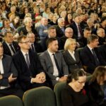 28.11.2019. Kielce. Obchody 30-lecia kieleckiej Caritas. Gala jubileuszowa. Na zdjęciu (od lewej): Janusz Knap - prezes Radia Kielce, Mirosław Gębski - starosta kielecki, Andrzej Banaśkiewicz - zastępca burmistrza gminy Miechów, Andrzej Michalski - dyrektor świętokrzyskiego oddziału PFRON, Kamil Suchański - przewodniczący Rady Miasta Kielce, Paweł Wójcik - burmistrz Chmielnika, Renata Janik - wicemarszałek województwa świętokrzyskiego, Andrzej Pruś - przewodniczący sejmiku województwa świętokrzyskiego, Zbigniew Koniusz - wojewoda świętokrzyski i ks. bp Jan Piotrowski - ordynariusz diecezji kieleckiej / Piotr Kwaśniewski / Radio Kielce