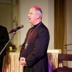 28.11.2019. Kielce. Obchody 30-lecia kieleckiej Caritas. Gala jubileuszowa. Na zdjęciu (od lewej): ks. Krzysztof Banasik - wicedyrektor Caritas diecezji kieleckiej i ks. bp Jan Piotrowski - ordynariusz diecezji kieleckiej / Piotr Kwaśniewski / Radio Kielce