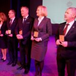 28.11.2019. Kielce. Obchody 30-lecia kieleckiej Caritas. Gala jubileuszowa. Na zdjęciu (od lewej): Małgorzata Kiebzak - dyrektor świętokrzyskiego oddziału NFZ, Andrzej Michalski - dyrektor świętokrzyskiego oddziału PFRON, Zbigniew Koniusz - wojewoda świętokrzyski, Renata Janik - wicemarszałek województwa świętokrzyskiego, Andrzej Pruś - przewodniczący sejmiku województwa świętokrzyskiego i Kazimierz Mądzik - świętokrzyski kurator oświaty / Piotr Kwaśniewski / Radio Kielce