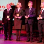 28.11.2019. Kielce. Obchody 30-lecia kieleckiej Caritas. Gala jubileuszowa. Na zdjęciu (od lewej): Małgorzata Kiebzak - dyrektor świętokrzyskiego oddziału NFZ, Andrzej Michalski - dyrektor świętokrzyskiego oddziału PFRON, Renata Janik - wicemarszałek województwa świętokrzyskiego, Andrzej Pruś - przewodniczący sejmiku województwa świętokrzyskiego i Kazimierz Mądzik - świętokrzyski kurator oświaty / Piotr Kwaśniewski / Radio Kielce