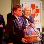 28.11.2019. Kielce. Obchody 30-lecia kieleckiej Caritas. Gala jubileuszowa. Na zdjęciu (od lewej): Andrzej Michalski - dyrektor świętokrzyskiego oddziału PFRON, Andrzej Pruś - przewodniczący sejmiku województwa świętokrzyskiego i Renata Janik - wicemarszałek województwa świętokrzyskiego / Piotr Kwaśniewski / Radio Kielce