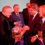 28.11.2019. Kielce. Obchody 30-lecia kieleckiej Caritas. Gala jubileuszowa. Na zdjęciu (od lewej): ks. Stanisław Słowik - dyrektor Caritas diecezji kieleckiej, Andrzej Pruś - przewodniczący sejmiku województwa świętokrzyskiego i Renata Janik - wicemarszałek województwa świętokrzyskiego / Piotr Kwaśniewski / Radio Kielce