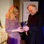 28.11.2019. Kielce. Obchody 30-lecia kieleckiej Caritas. Gala jubileuszowa. Na zdjęciu (od lewej): Monika Książek - Niedziela.pl i ks. Stanisław Słowik - dyrektor Caritas diecezji kieleckiej / Piotr Kwaśniewski / Radio Kielce