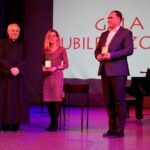28.11.2019. Kielce. Obchody 30-lecia kieleckiej Caritas. Gala jubileuszowa. Na zdjęciu (od lewej): ks. Stanisław Słowik - dyrektor Caritas diecezji kieleckiej, Monika Książek - Niedziela.pl i Janusz Knap - prezes Radia Kielce / Piotr Kwaśniewski / Radio Kielce