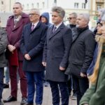 29.11.2019. Kielce. 189. rocznica wybuchu powstania listopadowego. Na zdjęciu (od lewej): Andrzej Wilkosz, Michał Warszawski - dyrektor Wydziału Bezpieczeństwa i Zarządzania Kryzysowego Świętokrzyskiego Urzędu Wojewódzkiego w Kielcach, Sławomir Stachura - dyrektor Kancelarii Prezydenta Kielc, Krzysztof Słoń - senator PiS i Kazimierz Mądzik - świętokrzyski kurator oświaty / Piotr Kwaśniewski / Radio Kielce