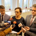 08.11.2019. Kielce. Nowa lokalizacja Oddziału Obsługi Paszportowej Świętokrzyskiego Urzędu Wojewódzkiego. Na zdjęciu (od lewej): Bartłomiej Dorywalski - wicewojewoda świętokrzyski, Agata Wojtyszek - wojewoda świętokrzyski i Krzysztof Słoń - senator PiS / Piotr Kwaśniewski