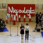 08.11.2019 Kielce. Narodowe śpiewanie hymnu w III LO im. C.K. Norwida w Kielcach / Piotr Kwaśniewski / Radio Kielce